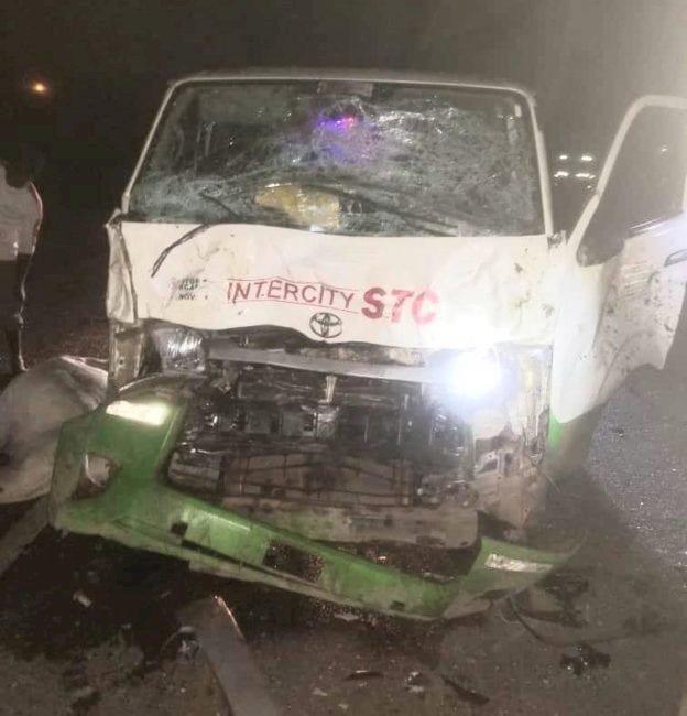 18 escape death, bus runs into cattle