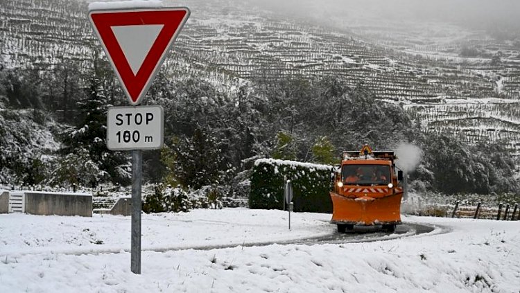 Snow kills one, wreaks havoc across southeast France