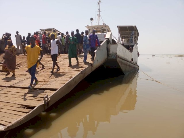 Ferry loaded with 3 cargo trucks sinks in Makango River