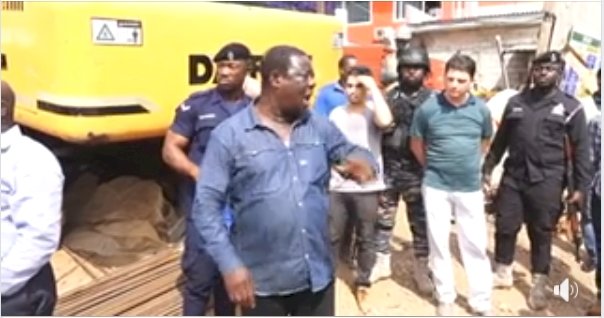 ‘This Is Madness!’ Roads Minister Leads Team To Remove Barricade On Airport Road