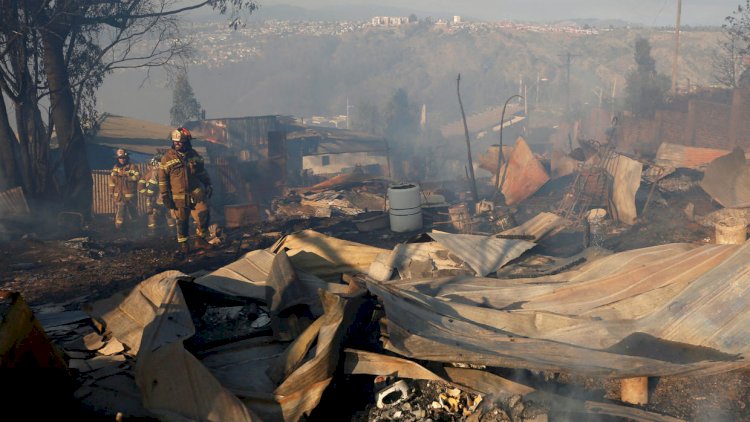 Fire destroys dozens of homes in Chilean city of Valparaíso