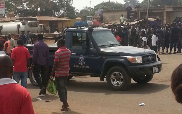 E/R: Residents invade Police station; demand blood of arrested robbers