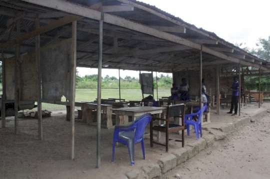 Tamvaar JHS pupils learn under sheds