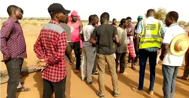 Roads blocked by Saboba youth as people flee to town from locked-down areas