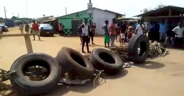 Residents in Effutu block roads