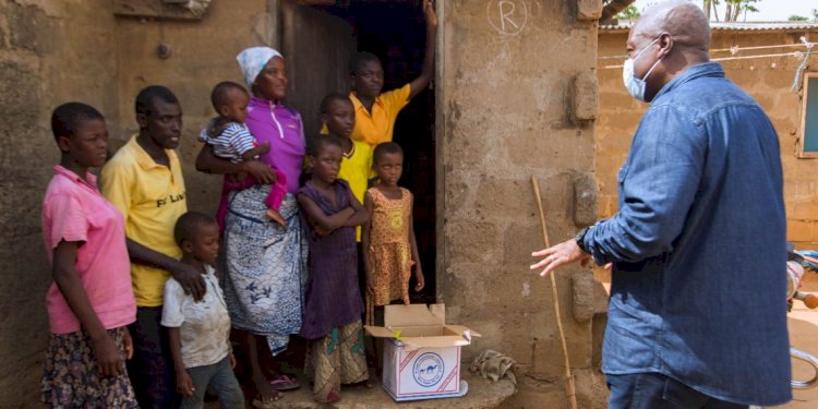 Mahama presents food items to households in Koluedor, Borteiman