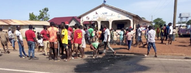 Irate youth burn NPP Wulensi office to protest outcome of primary