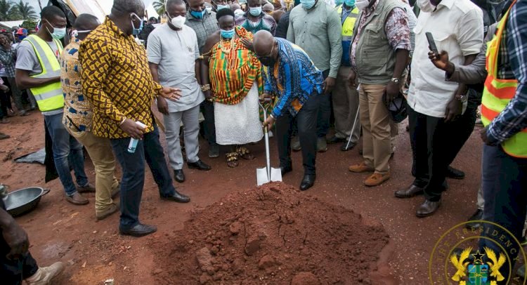 Akufo Addo Cuts Sod For Tuobodom Town Roads