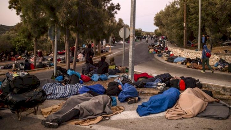 Thousands Of Refugees Homeless, Sleep On Roadsides Without Food After Moria Fire