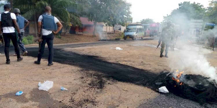 Police Advise Travellers To V/R To Exercise Caution After Road Blockade By Secessionists