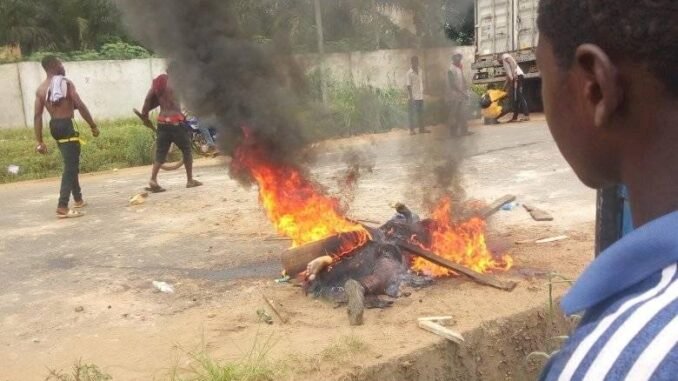 END SARS: Police Officer Beheaded And Burnt To Ashes