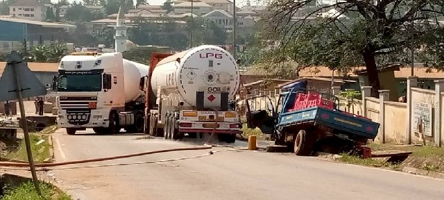 A/R: Kia Truck Runs Into Gas Truck At Kaase