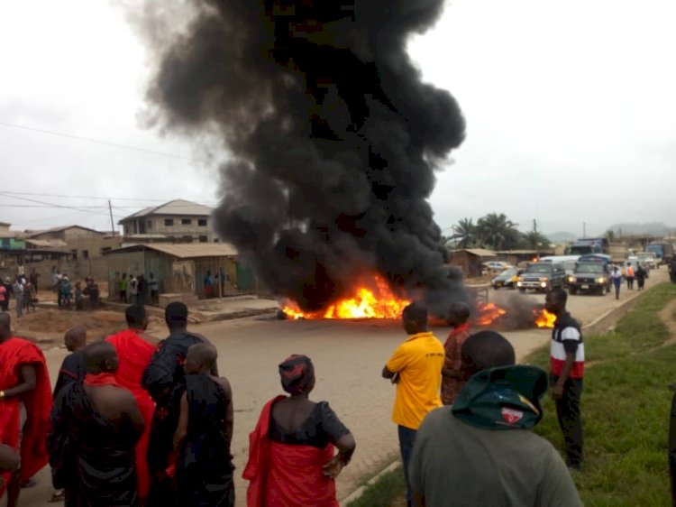 W/R: Kwesimintim Residents Block Roads Over Poor Roads