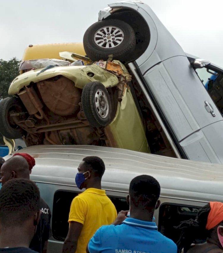 Articulator Truck Fails Its Break, Crashes Into Several Vehicles
