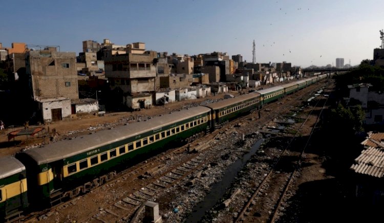 Passenger Train Derails In The Southwest Pakistan