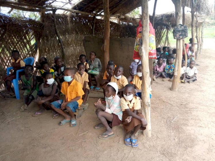 N/R: Pupils Of Bombari Primary School Study Under Dilapidated Hut