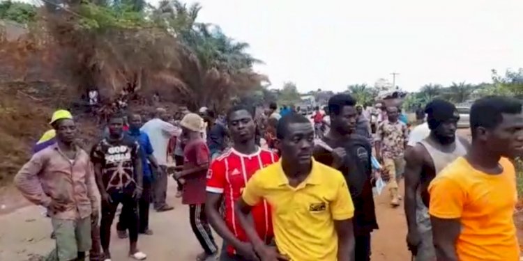 W/R: Inchaban-Nkwanta Residents Demonstrate Over Failure To Fix Their Roads
