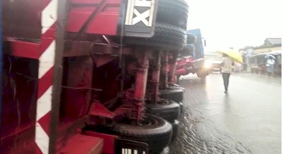 Mankesim: Five Persons Injured, Several Shops Destroyed As Truck Somersaults