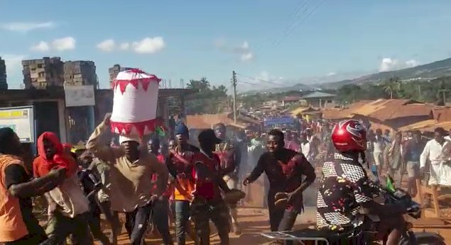 Residents Block Ayi Mensah, Danfa And Otinibi Stretch To Protest Bad Road