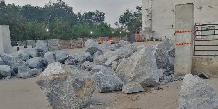 West Hills Mall’s Manager, Another Arrested For Blocking Entrance Of China Mall With Rocks