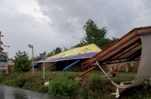 Ho:Two Basic Schools Lose Roofing In Tempest 