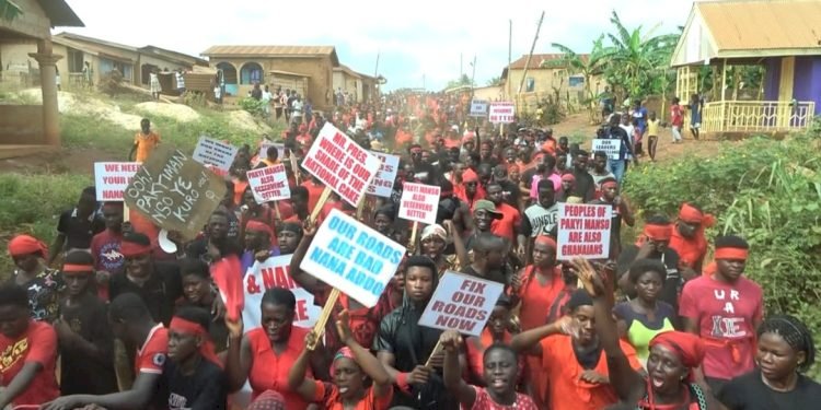 Pakyi Residents Demonstrate Over Poor Roads