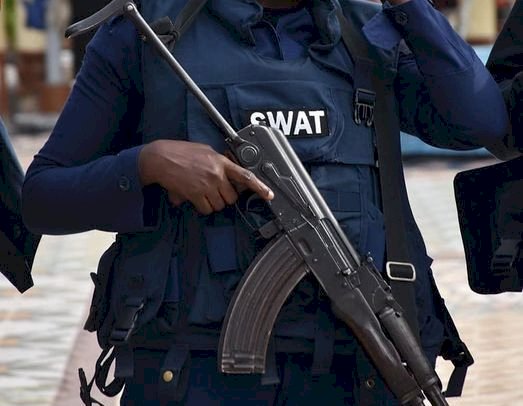Tema: Police On Manhunt For 4 Suspected Robbers Who Killed A Car Dealer