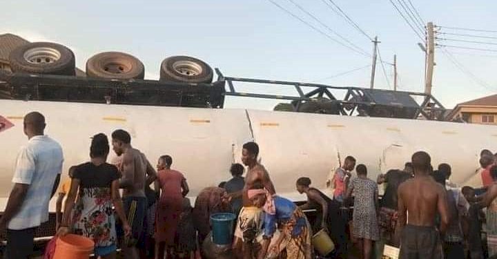 Kumasi: Residents Of Kaase Rush For Fuel From Overturned Tanker