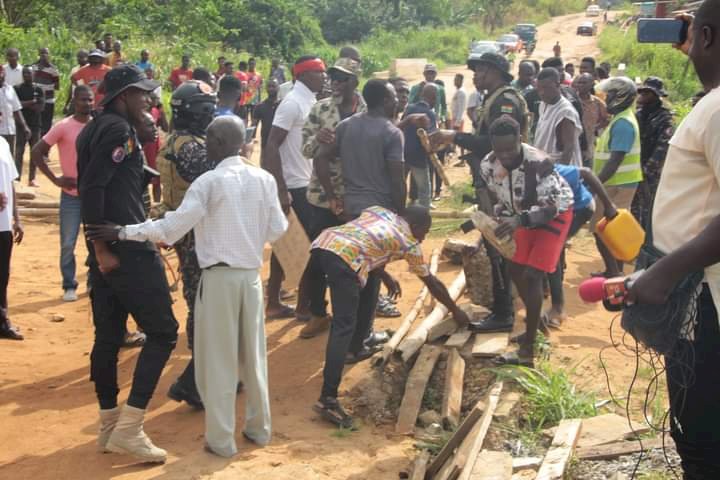 E/R: Nyamekrom Youth Demonstrate Over Poor Road